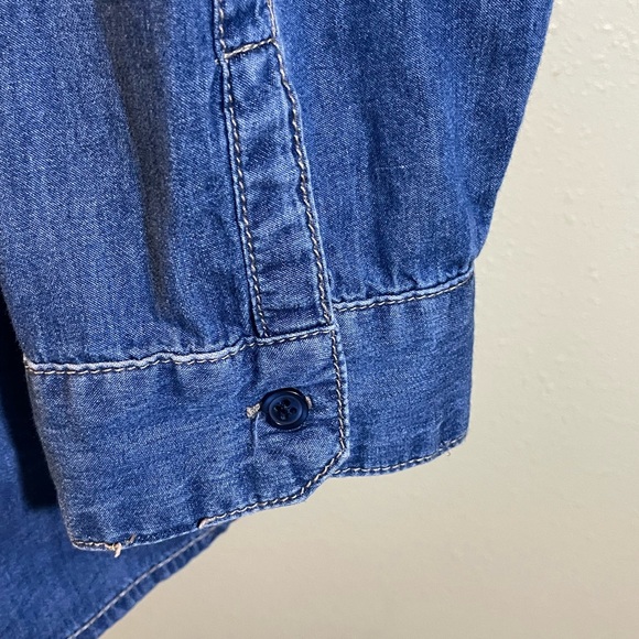 Chicos Women’s Sz L (2) Chambray Blue Denim Button Shirt Embroidered Boho - Picture 3 of 9